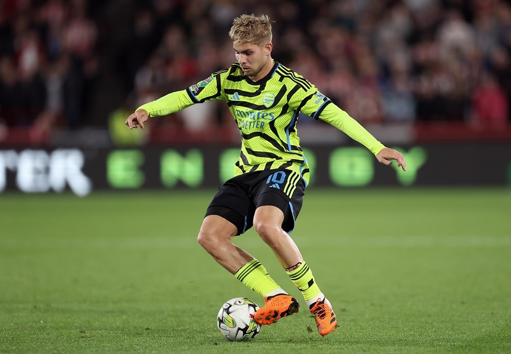 BRENTFORD, ENGLAND: Emile Smith Rowe of Arsenal in action during the Carabao Cup Third Round match between Brentford and Arsenal at Gtech Community Stadium on September 27, 2023. (Photo by Julian Finney/Getty Images)