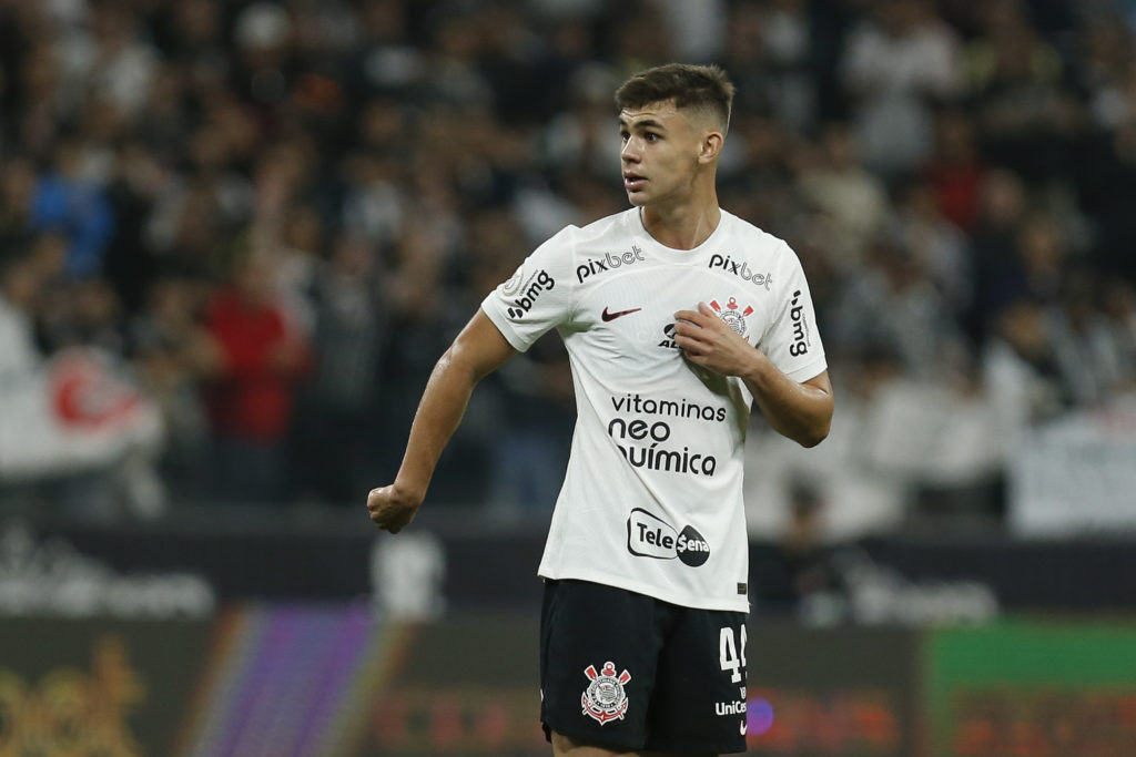 SAO PAULO, BRAZIL - NOVEMBER 1: Gabriel Moscardo of Corinthians gestures during the match between Corinthians and Athletico Paranaense as part of Brasileirao Series A 2023 at Neo Quimica Arena on November 1, 2023 in Sao Paulo, Brazil. (Photo by Ricardo Moreira/Getty Images)