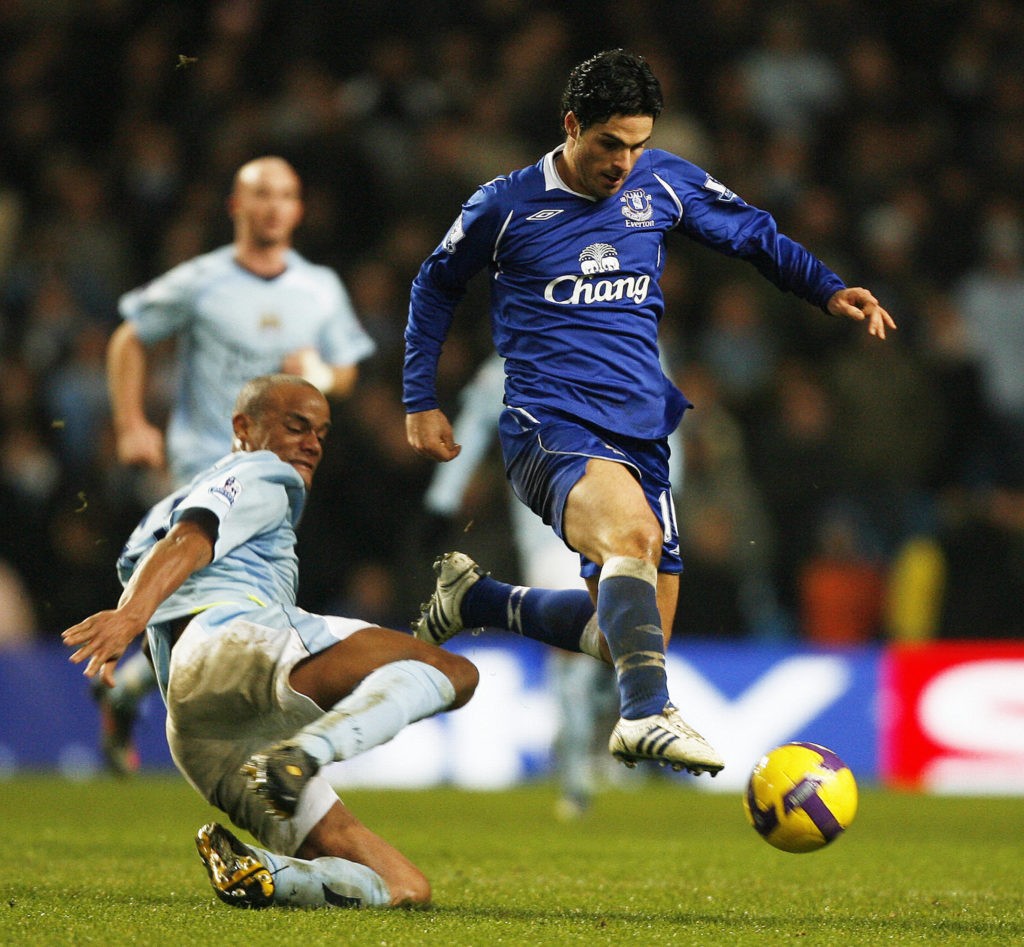 Everton's Spanish Midfielder Mikel Arteta (R) vies with Manchester City's Belgian Midfielder Vincent Kompany (L) during their Premier League match against Manchester City at the City of Manchester Stadium, Manchester, on December 13, 2008. (Photo credit GLYN KIRK/AFP via Getty Images)
