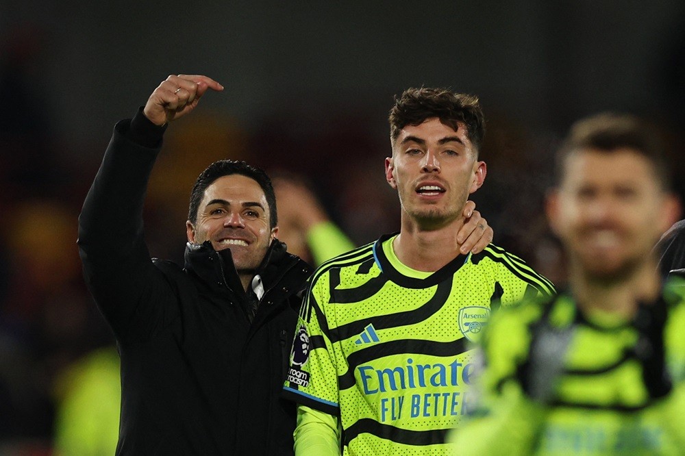 Arsenal's Mikel Arteta congratulates Kai Havertz at the end of the English Premier League football match between Brentford and Arsenal at the Gtech Community Stadium in London on November 25, 2023. (Photo by ADRIAN DENNIS/AFP via Getty Images)