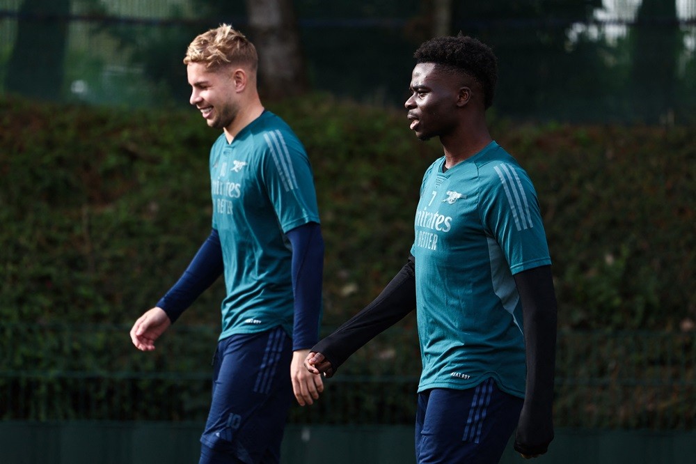 Arsenal's Emile Smith Rowe (L) and Bukayo Saka arrive to attend a team training session at Arsenal's training ground in north London on October 23, 2023, ahead of their UEFA Champions League Group B football match against Sevilla FC. (Photo by HENRY NICHOLLS/AFP via Getty Images)