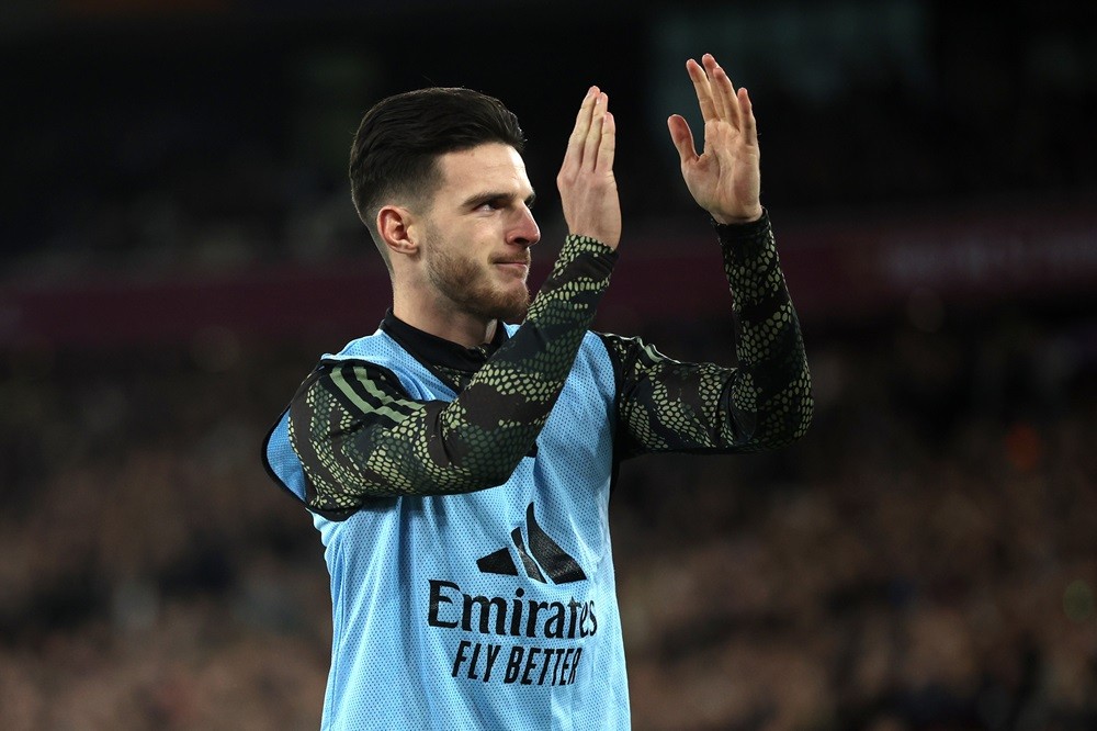 LONDON, ENGLAND: Declan Rice of Arsenal applauds fans while warming up during the Carabao Cup Fourth Round match between West Ham United and Arsenal at London Stadium on November 01, 2023. (Photo by Eddie Keogh/Getty Images)