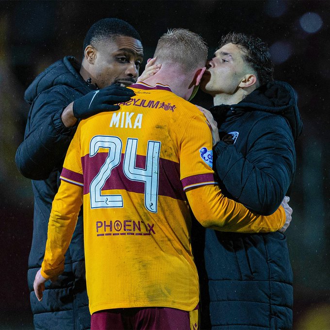 Mika Biereth is congratulated by his teammates on loan with Motherwell (Photo via Motherwell on Twitter)