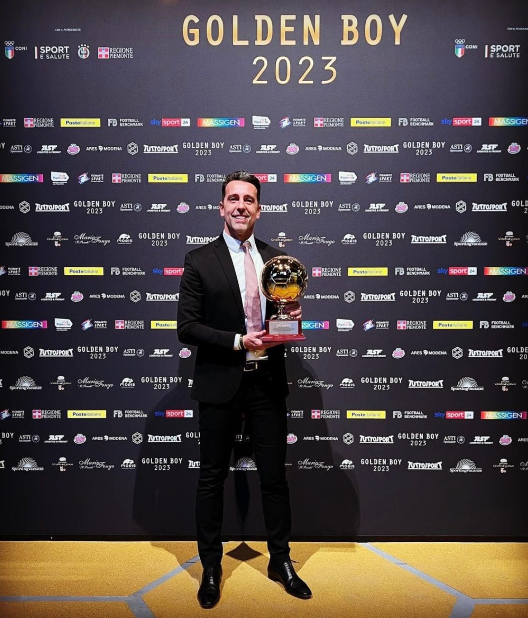 Edu Gaspar with the Best Director award at the Golden Boy 2023 ceremony (Photo via Fabrizio Romano on Twitter)