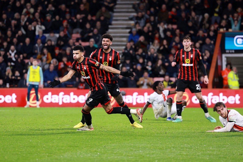 BOURNEMOUTH, ENGLAND: Dominic Solanke of AFC Bournemouth celebrates after scoring their team's first goal with teammates during the Premier League match between AFC Bournemouth and Luton Town at Vitality Stadium on December 16, 2023. (Photo by Warren Little/Getty Images)