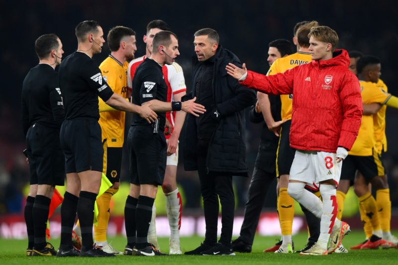 LONDON, ENGLAND - DECEMBER 02: Gary O'Neil, Manager of Wolverhampton Wanderers, talks to Referee, Peter Bankes during the Premier League match between Arsenal FC and Wolverhampton Wanderers at Emirates Stadium on December 02, 2023 in London, England. (Photo by Justin Setterfield/Getty Images)