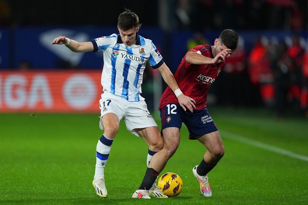 PAMPLONA, SPAIN: Kieran Tierney of Real Sociedad battles for possession with Jesus Areso of CA Osasuna during the LaLiga EA Sports match between CA Osasuna and Real Sociedad at Estadio El Sadar on December 02, 2023. (Photo by Juan Manuel Serrano Arce/Getty Images)