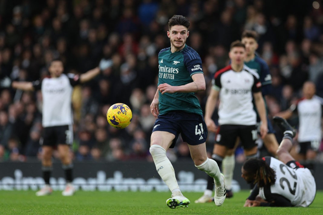 Arsenal's English midfielder #41 Declan Rice (C) looks to play a pass during the English Premier League football match between Fulham and Arsenal at Craven Cottage in London on December 31, 2023. (Photo by ADRIAN DENNIS/AFP via Getty Images)