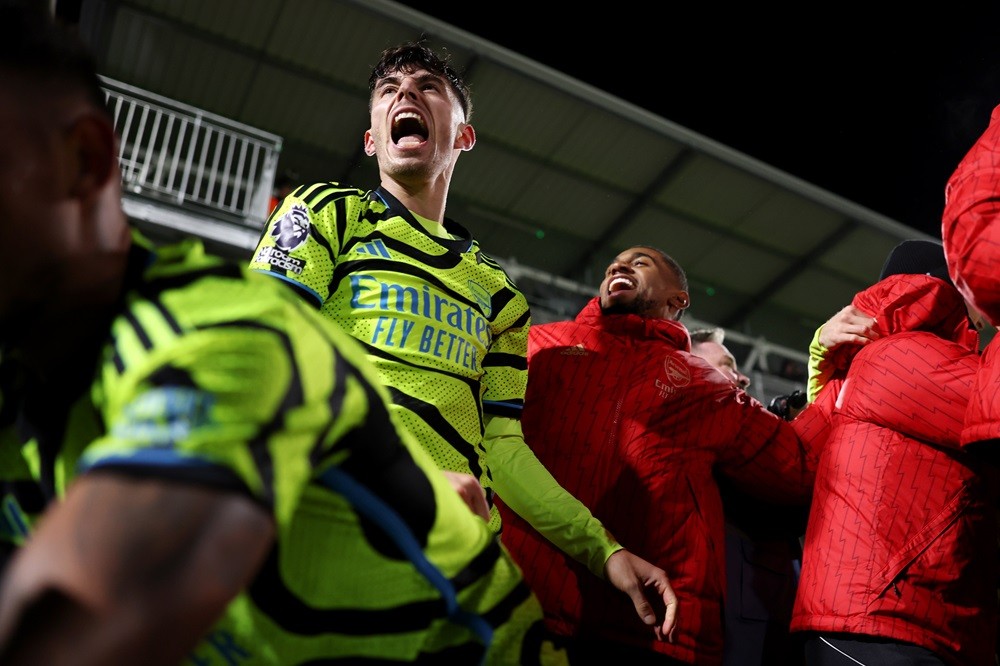 LUTON, ENGLAND: Kai Havertz of Arsenal celebrates as he joins teammates as they celebrate after Declan Rice of Arsenal (not pictured) scores the team's fourth goal with teammates during the Premier League match between Luton Town and Arsenal FC at Kenilworth Road on December 05, 2023. (Photo by Julian Finney/Getty Images)