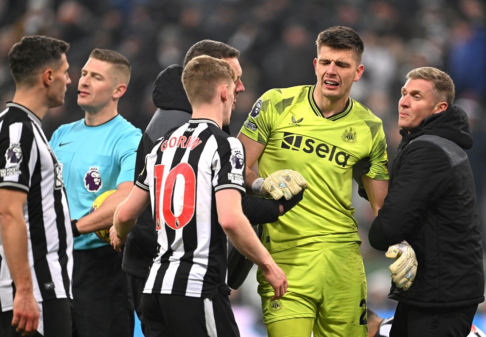 NEWCASTLE UPON TYNE, ENGLAND: Newcastle United goalkeeper Nick Pope receives treatment for a shoulder injury which forces him to leave the field during the Premier League match between Newcastle United and Manchester United at St. James Park on December 02, 2023. (Photo by Stu Forster/Getty Images)