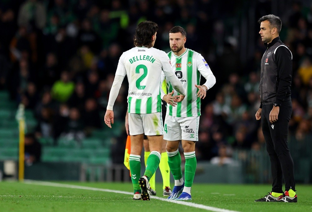 SEVILLE, SPAIN: Hector Bellerin of Real Betis is substituted off for teammate Aitor Ruibal after sustaining an injury during the LaLiga EA Sports match between Real Betis and Girona FC at Estadio Benito Villamarin on December 21, 2023. (Photo by Fran Santiago/Getty Images)