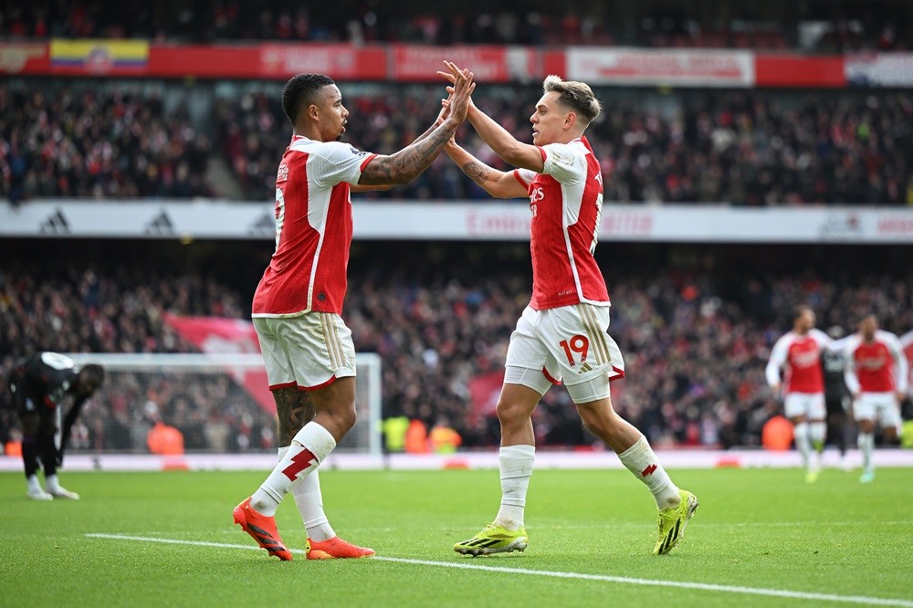 LONDON, ENGLAND: Leandro Trossard of Arsenal celebrates with teammate Gabriel Jesus after scoring his team's third goal during the Premier League match between Arsenal FC and Crystal Palace at Emirates Stadium on January 20, 2024. (Photo by Shaun Botterill/Getty Images)