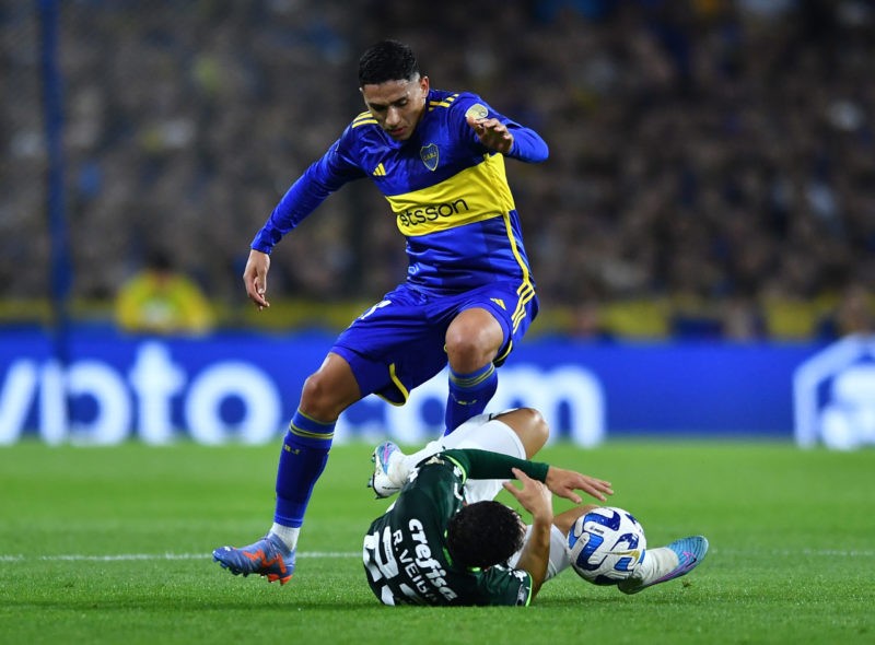 BUENOS AIRES, ARGENTINA - SEPTEMBER 28: Ezequiel Fernández of Boca Juniors and Raphael Veiga of Palmeiras compete for the ball during the Copa CONMEBOL Libertadores 2023 semi-final first leg match between Boca Juniors and Palmeiras at Estadio Alberto J. Armando on September 28, 2023 in Buenos Aires, Argentina. (Photo by Marcelo Endelli/Getty Images)