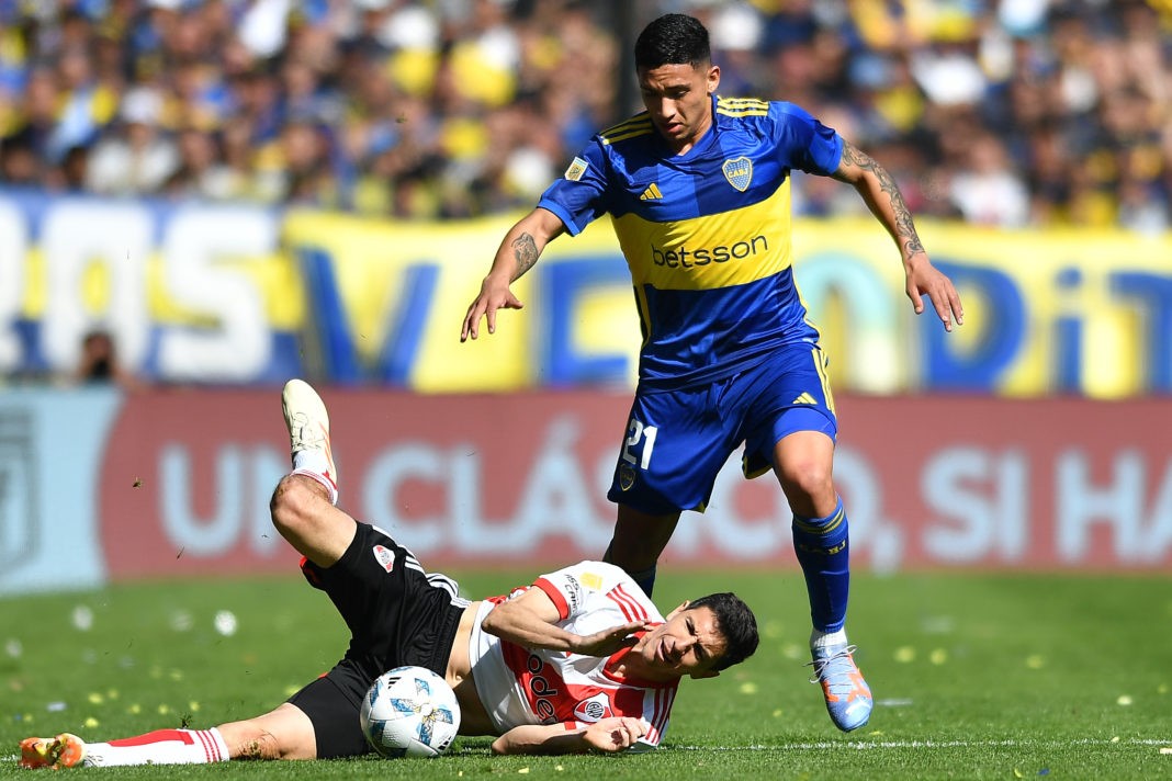 BUENOS AIRES, ARGENTINA - OCTOBER 01: Ignacio Fernández of River Plate fights for the ball with Ezequiel Fernandez of Boca Juniors during a match between Boca Juniors and River Plate as part of Copa de la Liga Profesional 2023 at Estadio Alberto J. Armando on October 01, 2023 in Buenos Aires, Argentina. (Photo by Marcelo Endelli/Getty Images)