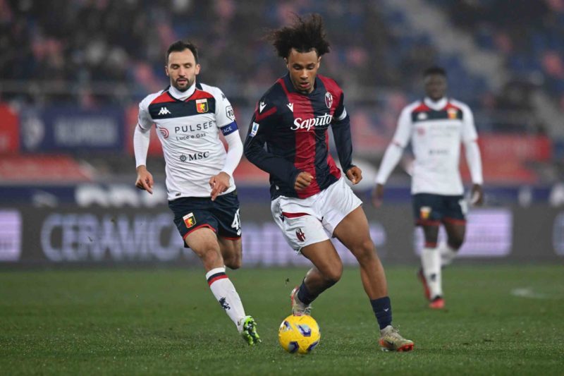 BOLOGNA, ITALY - JANUARY 05: Joshua Zirkzee of Bologna FC runs with the ball whilst under pressure from Milan Badelj of Genoa CFC during the Serie A TIM match between Bologna FC and Genoa CFC at Stadio Renato Dall'Ara on January 05, 2024 in Bologna, Italy. (Photo by Alessandro Sabattini/Getty Images)