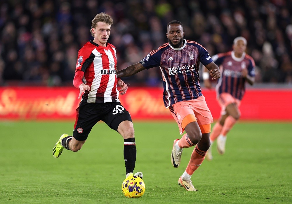 BRENTFORD, ENGLAND: Mads Roerslev of Brentford is challenged by Nuno Tavares of Nottingham Forest during the Premier League match between Brentford FC and Nottingham Forest at Gtech Community Stadium on January 20, 2024. (Photo by Alex Pantling/Getty Images)