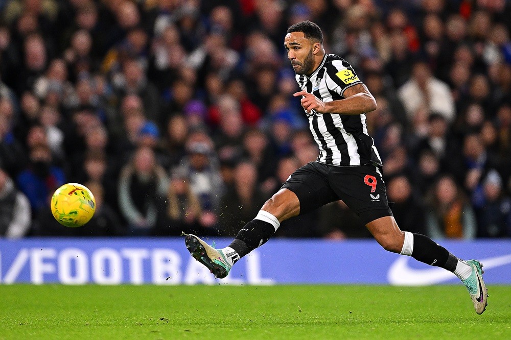 LONDON, ENGLAND: Callum Wilson of Newcastle United scores their sides first goal during the Carabao Cup Quarter Final match between Chelsea and Newcastle United at Stamford Bridge on December 19, 2023. (Photo by Mike Hewitt/Getty Images)