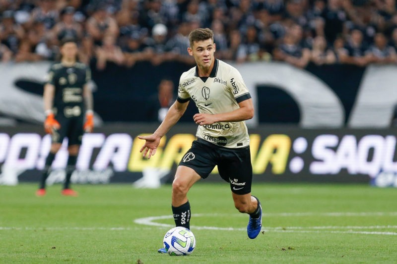 SAO PAULO, BRAZIL - DECEMBER 2: Gabriel Moscardo of Corinthians runs with the ball during the match between Corinthians and Internacional as part of Brasileirao Series A 2023 at Neo Quimica Arena on December 2, 2023 in Sao Paulo, Brazil. (Photo by Ricardo Moreira/Getty Images)