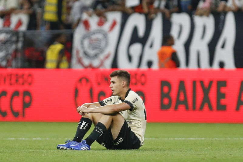 SAO PAULO, BRAZIL - DECEMBER 2: Gabriel Moscardo of Corinthias reacts after losing the match between Corinthians and Internacional as part of Brasileirao Series A 2023 at Neo Quimica Arena on December 2, 2023 in Sao Paulo, Brazil. (Photo by Ricardo Moreira/Getty Images)