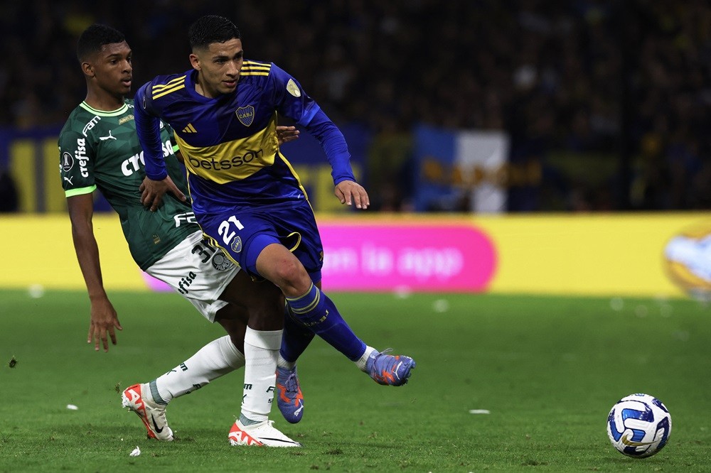 Palmeiras' forward Luis Guilherme (L) and Boca Juniors' midfielder Ezequiel Fernandez fight for the ball during the Copa Libertadores semifinals first leg football match between Argentina's Boca Juniors and Brazil's Palmeiras, at La Bombonera stadium in Buenos Aires, on September 28, 2023. (Photo by ALEJANDRO PAGNI/AFP via Getty Images)