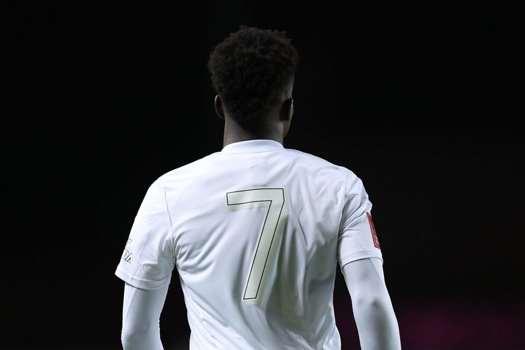 OXFORD, ENGLAND - JANUARY 09: Bukayo Saka of Arsenal is seen wearing the Arsenal 22-23 Whiteout Kit during the Emirates FA Cup Third Round match between Oxford United and Arsenal at Kassam Stadium on January 09, 2023 in Oxford, England. (Photo by Richard Heathcote/Getty Images)