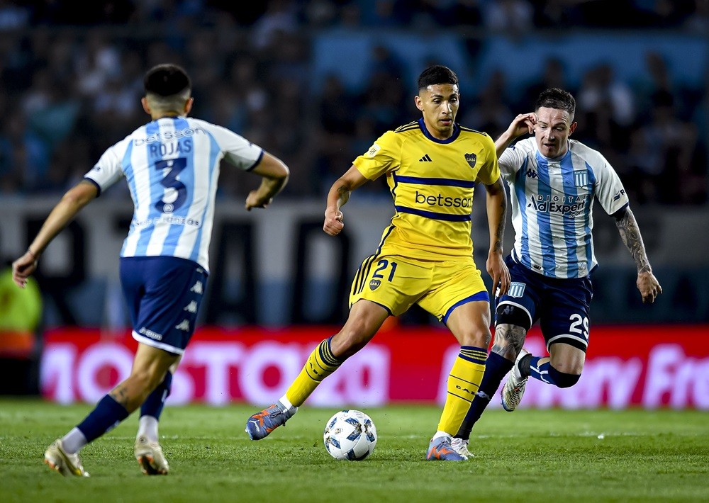 AVELLANEDA, ARGENTINA: Ezequiel Fernandez of Boca Juniors drives the ball during a match between Racing Club and Boca Juniors as part of Group B of Copa de la Liga Profesional 2023 at Presidente Peron Stadium on October 24, 2023. (Photo by Marcelo Endelli/Getty Images)