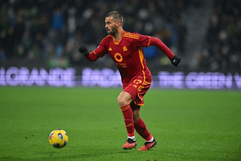 REGGIO NELL'EMILIA, ITALY - DECEMBER 3: Leonardo Spinazzola of AS Roma in action during the Serie A TIM match between US Sassuolo and AS Roma at Mapei Stadium - Citta' del Tricolore on December 03, 2023 in Reggio nell'Emilia, Italy. (Photo by Alessandro Sabattini/Getty Images)