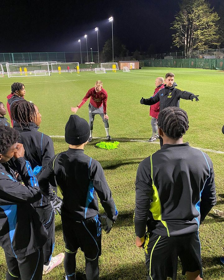 Aaron Ramsdale and Jorginho coaching an Arsenal youth training session (Photo via The PFA on Instagram)