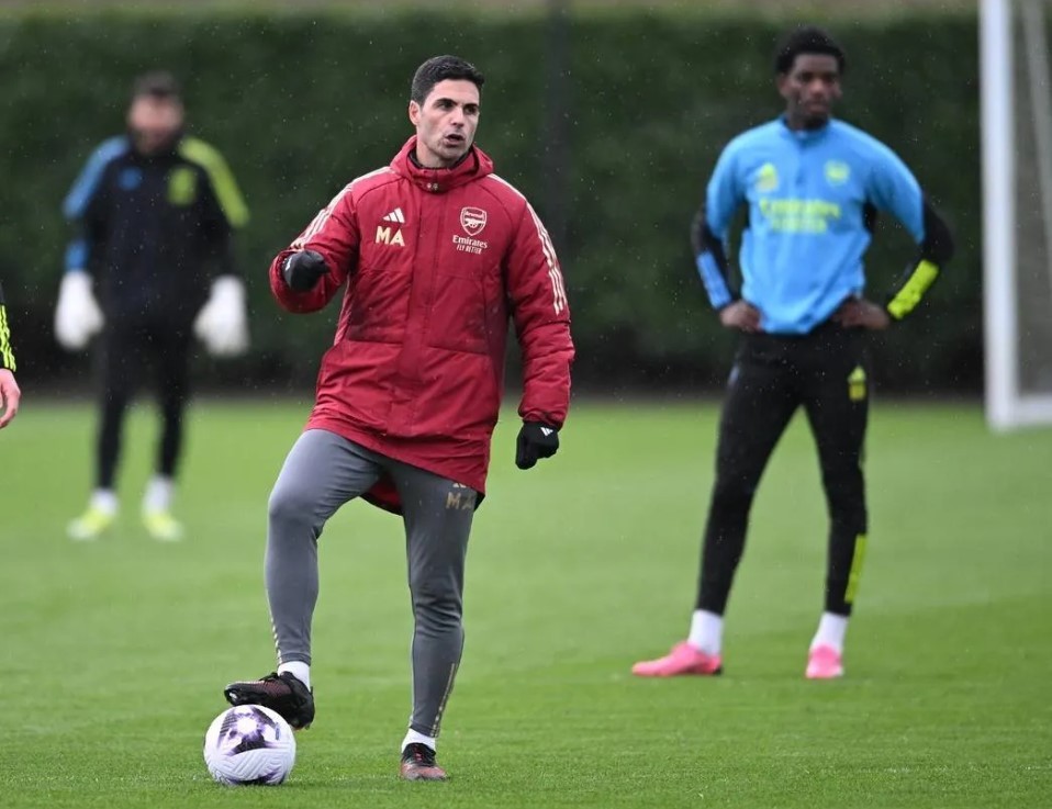 Mikel Arteta and Ayden Heaven in an Arsenal first-team training session (Photo via Arsenal.com)