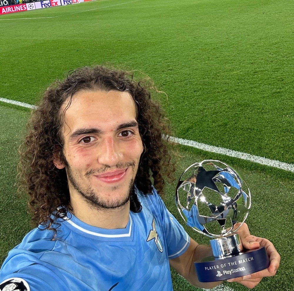 Matteo Guendouzi with the Player of the Match award with Lazio after their victory over Bayern Munich (Photo via ChampionsLeague on Twitter)