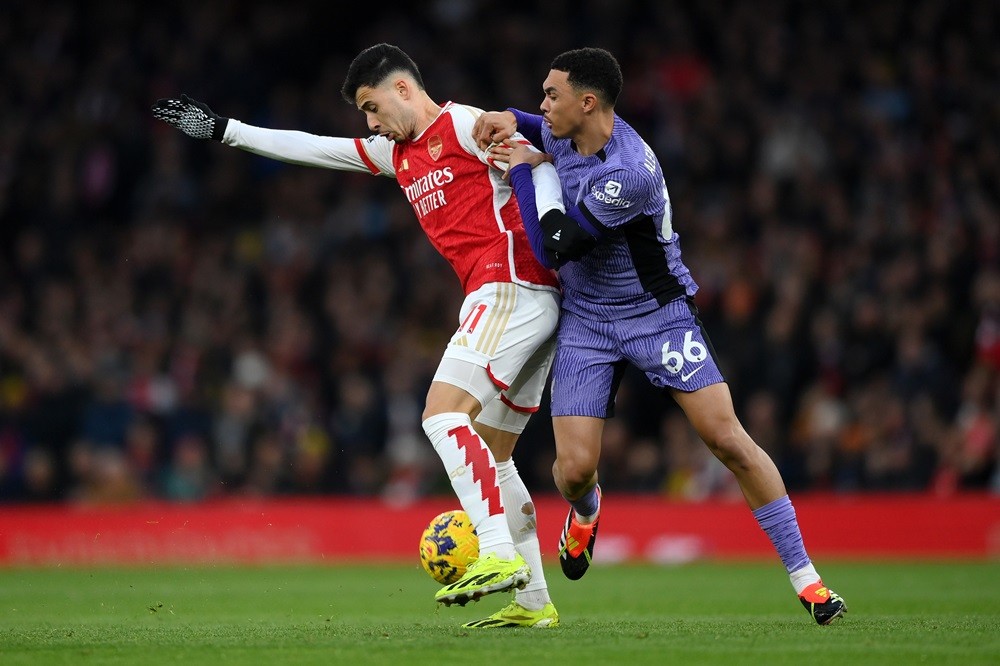 LONDON, ENGLAND: Gabriel Martinelli of Arsenal holds off Trent Alexander-Arnold of Liverpool during the Premier League match between Arsenal FC and Liverpool FC at Emirates Stadium on February 04, 2024. (Photo by Justin Setterfield/Getty Images)