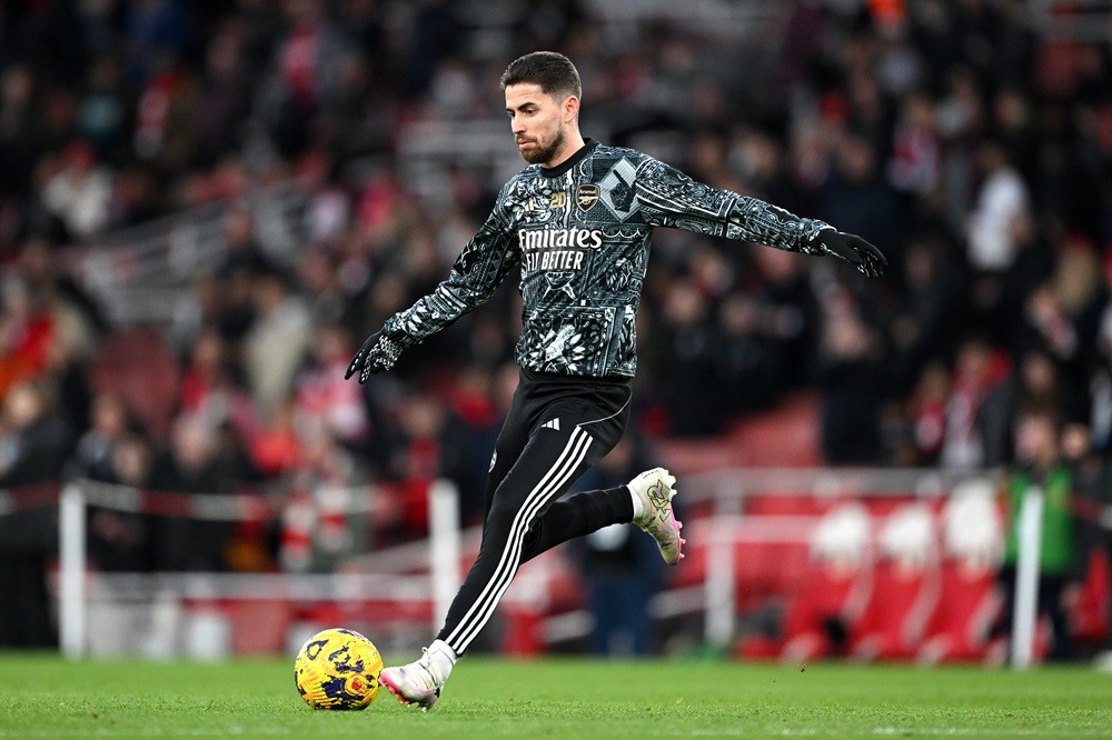 LONDON, ENGLAND: Jorginho of Arsenal warms up prior to the Premier League match between Arsenal FC and Liverpool FC at Emirates Stadium on February 04, 2024. (Photo by Shaun Botterill/Getty Images)
