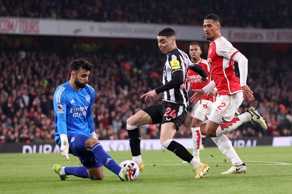 LONDON, ENGLAND: David Raya of Arsenal makes a save from Miguel Almiron of Newcastle United during the Premier League match between Arsenal FC and Newcastle United at Emirates Stadium on February 24, 2024. (Photo by Julian Finney/Getty Images)