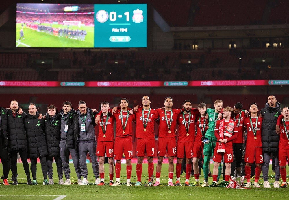 LONDON, ENGLAND: Conor Bradley, Jarell Quansah, Virgil van Dijk, Cody Gakpo, Joe Gomez, Caoimhin Kelleher, Harvey Elliott and Wataru Endo of Liverpool celebrate after the team's victory in the Carabao Cup Final match between Chelsea and Liverpool at Wembley Stadium on February 25, 2024. (Photo by Julian Finney/Getty Images)