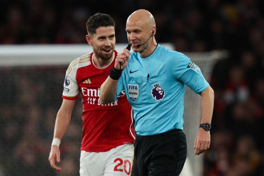 Arsenal's Jorginho (L) speaks with referee Anthony Taylor during the English Premier League football match between Arsenal and Liverpool at the Emirates Stadium in London on February 4, 2024. (Photo by ADRIAN DENNIS/AFP via Getty Images)