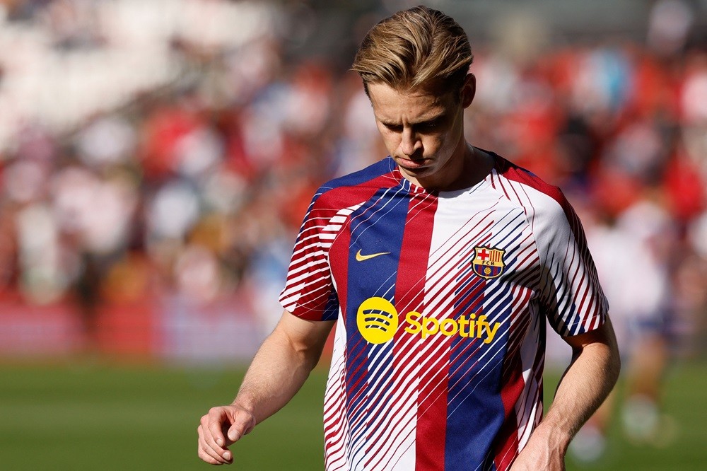Barcelona's Frenkie de Jong warms up before the start of the Spanish league football match between Rayo Vallecano de Madrid and FC Barcelona on November 25, 2023. (Photo by OSCAR DEL POZO/AFP via Getty Images)