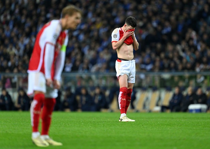PORTO, PORTUGAL - FEBRUARY 21: Declan Rice of Arsenal reacts, as he wipes his face with his shirt, during the UEFA Champions League 2023/24 round of 16 first leg match between FC Porto and Arsenal FC at Estadio do Dragao on February 21, 2024 in Porto, Portugal. (Photo by David Ramos/Getty Images)