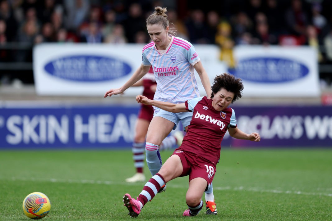 DAGENHAM, ENGLAND - FEBRUARY 04: Vivianne Miedema of Arsenal battles for possession with Honoka Hayashi of West Ham United during the Barclays Women's Super League match between West Ham United and Arsenal FC at Chigwell Construction Stadium on February 04, 2024 in Dagenham, England. (Photo by Richard Pelham/Getty Images)