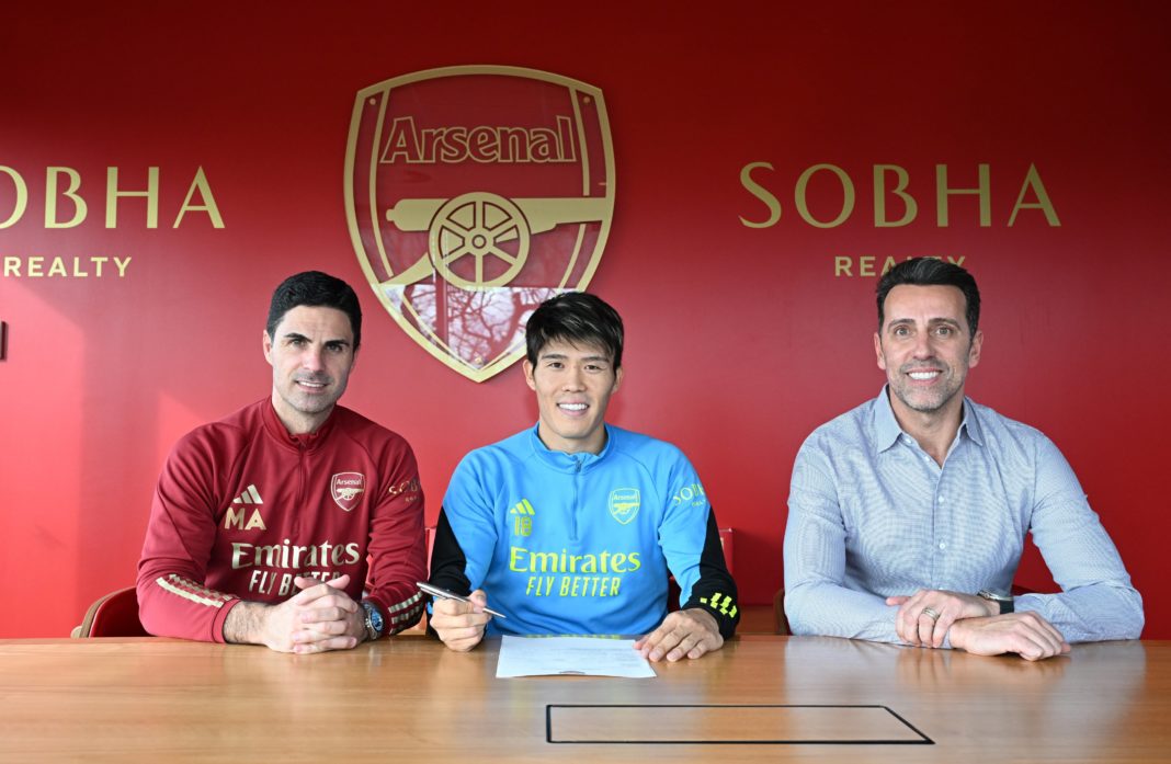 Mikel Arteta (L) and Edu Gaspar (R) sit with Takehiro Tomiyasu as he signs his new Arsenal contract (Photo via Arsenal.com)