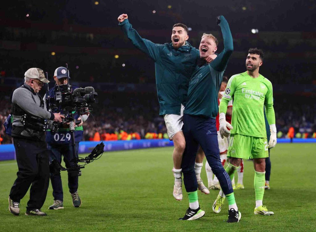 LONDON, ENGLAND - MARCH 12: Jorginho and Aaron Ramsdale of Arsenal celebrate victory in the penalty shoot out at full-time following the UEFA Champions League 2023/24 round of 16 second leg match between Arsenal FC and FC Porto at Emirates Stadium on March 12, 2024 in London, England. (Photo by Julian Finney/Getty Images)