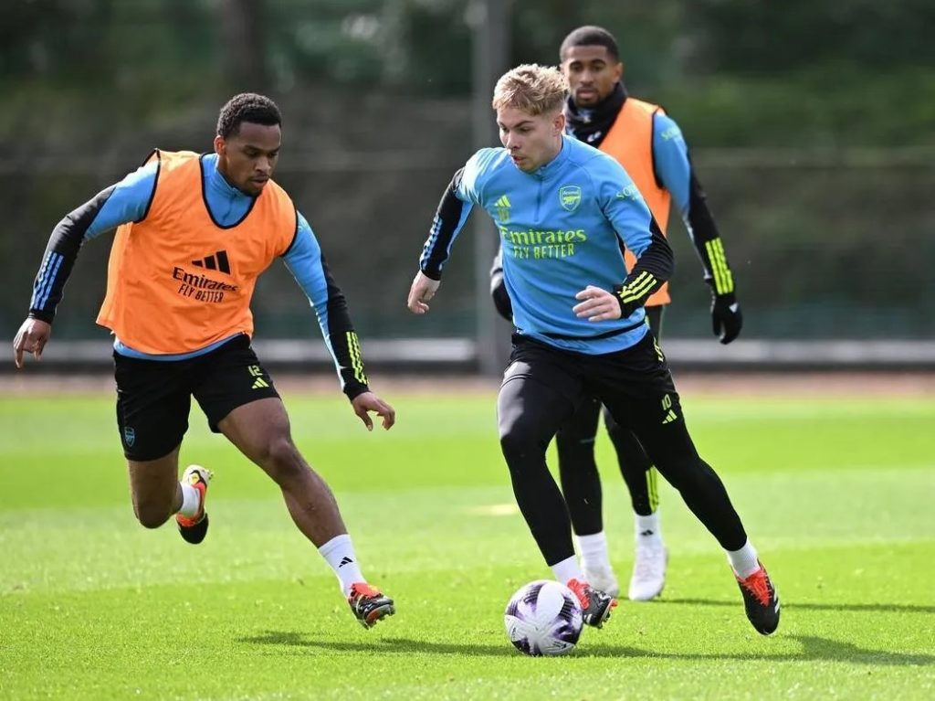 Jurrien Timber (L) in training with the Arsenal first team (Photo via Arsenal.com)