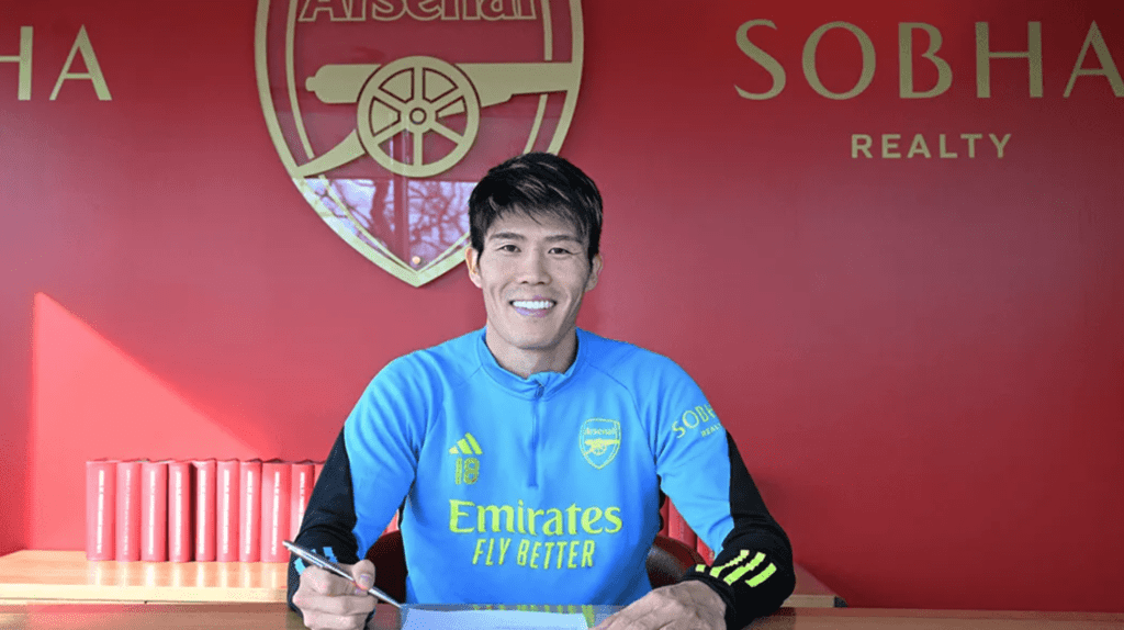 Takehiro Tomiyasu signs his new Arsenal contract (Photo via Arsenal.com)