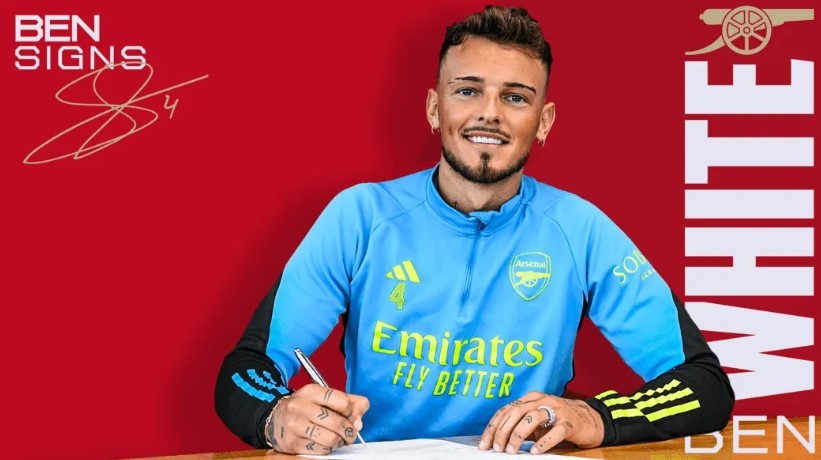 Ben White signs his new Arsenal contract (Photo via Arsenal.com)