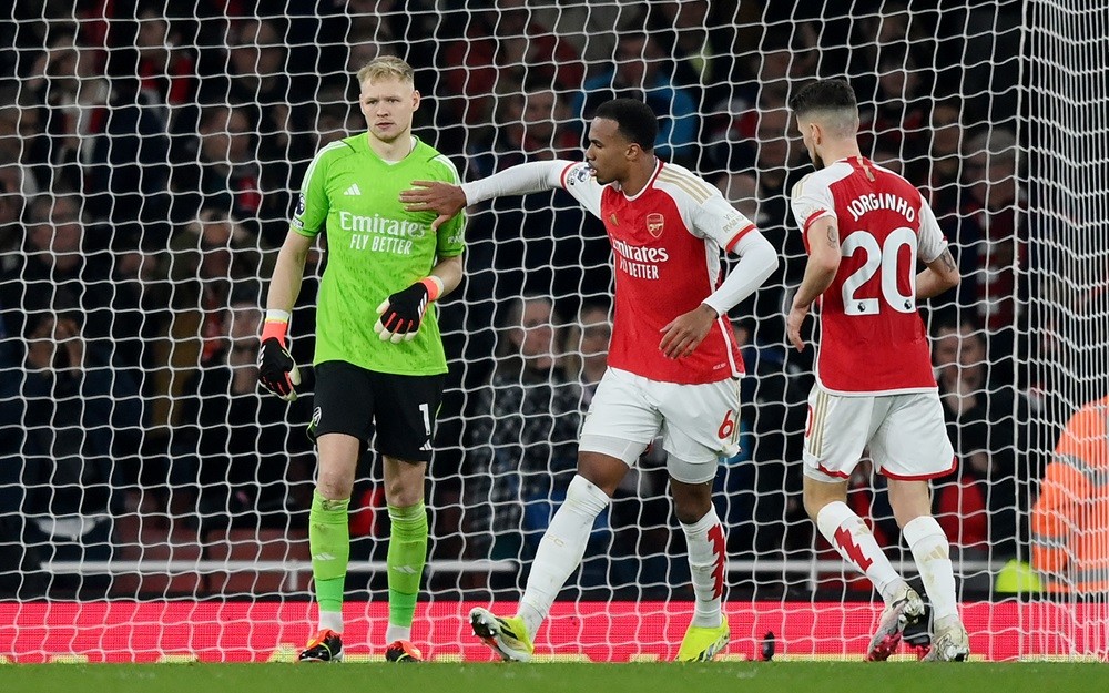 LONDON, ENGLAND: Aaron Ramsdale of Arsenal is consoled by teammate Gabriel after his mistake leads to Yoane Wissa of Brentford (not pictured) scoring his team's first goal during the Premier League match between Arsenal FC and Brentford FC at Emirates Stadium on March 09, 2024. (Photo by Justin Setterfield/Getty Images)