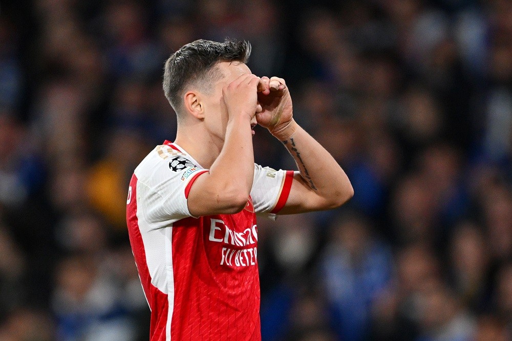LONDON, ENGLAND: Leandro Trossard of Arsenal celebrates scoring his team's first goal during the UEFA Champions League 2023/24 round of 16 second leg match between Arsenal FC and FC Porto at Emirates Stadium on March 12, 2024. (Photo by Shaun Botterill/Getty Images)