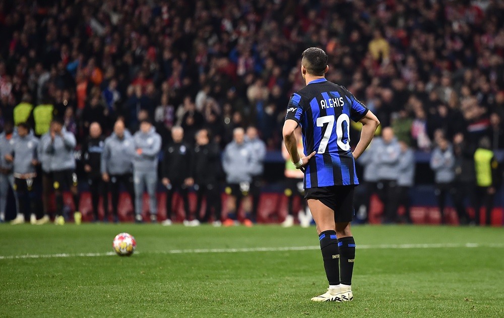 MADRID, SPAIN: Alexis Sanchez of FC Internazionale reacts after getting his penalty saved by Jan Oblak of Atletico Madrid (Unseen) in the penalty shoot out during the UEFA Champions League 2023/24 round of 16 second leg match between Atlético Madrid and FC Internazionale at Civitas Metropolitano Stadium on March 13, 2024. (Photo by Denis Doyle/Getty Images)