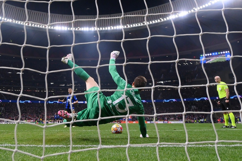 MADRID, SPAIN: Jan Oblak of Atletico Madrid saves the second penalty from Alexis Sanchez of FC Internazionale in the penalty shoot out during the UEFA Champions League 2023/24 round of 16 second leg match between Atlético Madrid and FC Internazionale at Civitas Metropolitano Stadium on March 13, 2024. (Photo by David Ramos/Getty Images)