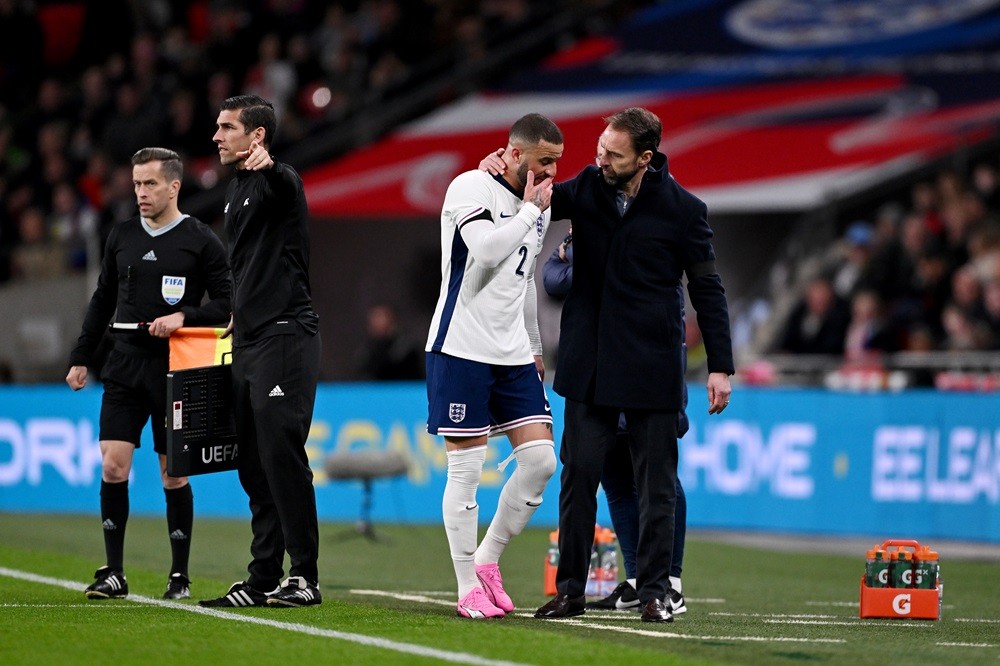 LONDON, ENGLAND: Kyle Walker of England speaks with Gareth Southgate, Manager of England, after leaving the pitch after picking up an injury during the international friendly match between England and Brazil at Wembley Stadium on March 23, 2024. (Photo by Mike Hewitt/Getty Images)