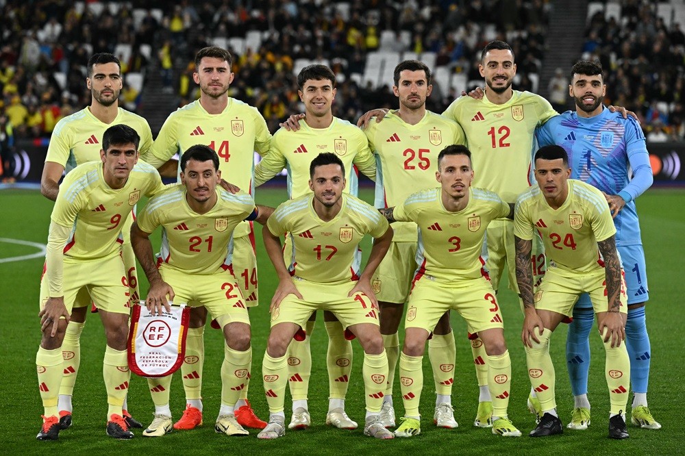 David Raya (top-R) poses for a group picture before the international friendly football match between Spain and Colombia at The London Stadium in east London on March 22, 2024. (Photo by BEN STANSALL/AFP via Getty Images)