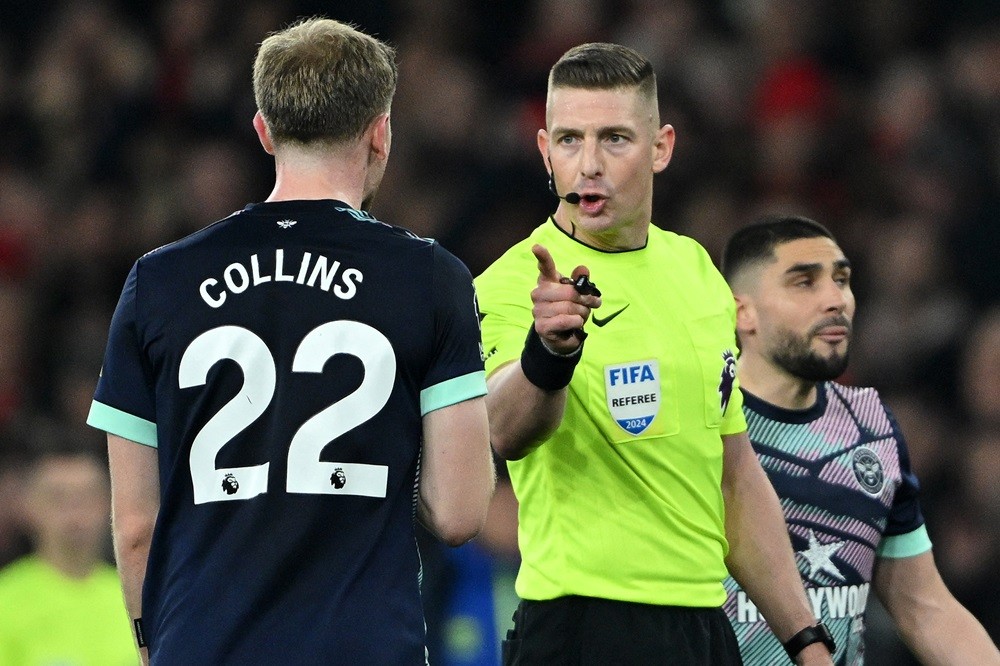 Brentford's Nathan Collins (L) remonstrates with Referee Robert Jones during the English Premier League football match between Arsenal and Brentford at the Emirates Stadium in London on March 9, 2024. (Photo by JUSTIN TALLIS/AFP via Getty Images)